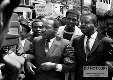 5X7 PHOTO - MARTIN LUTHER KING, JR. WITH RALPH ABERNATHY IN MEMPHIS (WW-081) picture