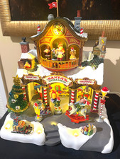 LEMAX  SANTA'S  WORKSHOP   35558  HAS SIGHTS AND  SOUND  IT WORKS & COMPLETE picture