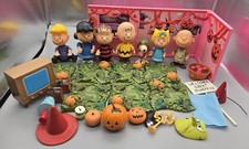 Vintage Peanuts Memory Lane The Great Pumpkin Charlie Brown Playset Figure Lot picture
