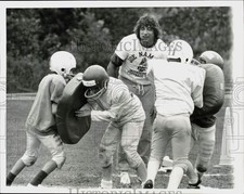 1972 Press Photo New York Jet Joe Namath & Kids at Football Camp, Sitzmark picture
