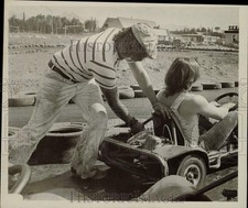 1975 Press Photo Man pushes a man in a go-kart - lrb33189 picture