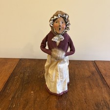1993 BYERS CHOICE CHRISTMAS CAROLER Woman Brown Hair, Pink Purple Coat, White picture