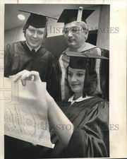 1974 Press Photo Freddie Troup & Husband, David Wayne Regan, Graduate Together picture