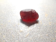 Red-pink - Malaya Garnet  faceting rough 25.8 cts. . clean. Madagascar. picture