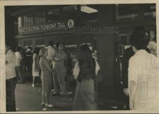1976 Press Photo Patrons Outside Macy's Found The New York City Store Closed. picture