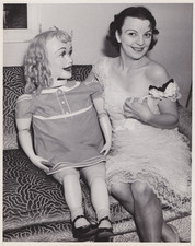1937 Press Photo Female Ventriloquist Annabelle Short with Her Dummy picture