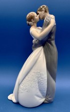 Nao by Lladro Porcelain Figurine - A Kiss Forever - 1613 - MINT - Bride & Groom picture