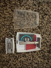 Vintage 1967 M1 ~ GILLETTE SAFETY RAZOR ~ Adjustable SLIM ~ in CASE Complete picture
