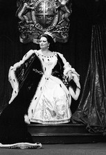 Caballe MONTSERRAT interprets Elizabeth I's role in the opera Robe- Old Photo 2 picture