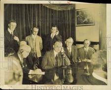 1927 Press Photo Civic officials, reporters listen as Mr. Powloy talks to London picture
