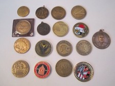 LOT OF 17 VINTAGE MEDALLIONS AND COLLECTIBLE CHALLENGE COINS - BBA-29 picture