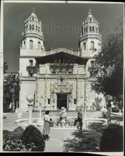 Press Photo Tourists Visit Estate of William Randolph Hearst, San Simeon picture