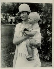 1926 Press Photo Cecily Cunha's child holds her swim trophy in Los Angeles. picture